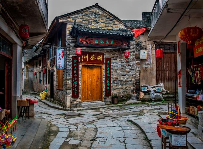 审批“瘦身”与服务增值双向发力